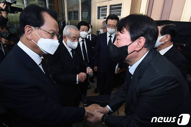 윤석열 국민의힘 대선 경선 후보가 15일 서울 여의도 순복음교회에 마련된 고 조용기 원로목사 빈소를 조문한 후 김삼환 목사와 인사를 나누고 있다. 2021.9.15/뉴스1 © News1 국회사진취재단