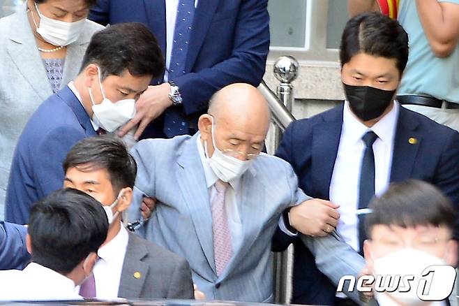 '5·18 헬기사격'을 증언한 고(故) 조비오 신부에 대한 사자명예훼손 혐의를 받고 있는 전두환씨(90)가 9일 광주지방법원에 출석한 뒤 법원을 퇴장하고 있다. 2021.8.9/뉴스1 © News1 정다움 기자