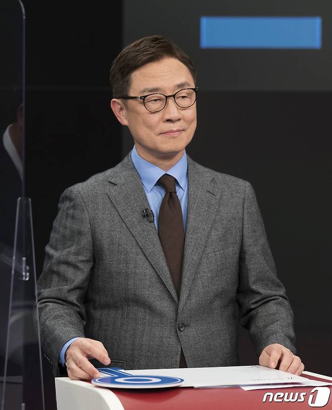 최재형 국민의힘 대선 경선 후보가 16일 오후 서울 중구 스튜디오에서 열린 제20대 대통령선거 경선후보자 1차 방송토론회에 참석해 토론 준비를 하고 있다. 2021.9.16/뉴스1 © News1 국회사진취재단