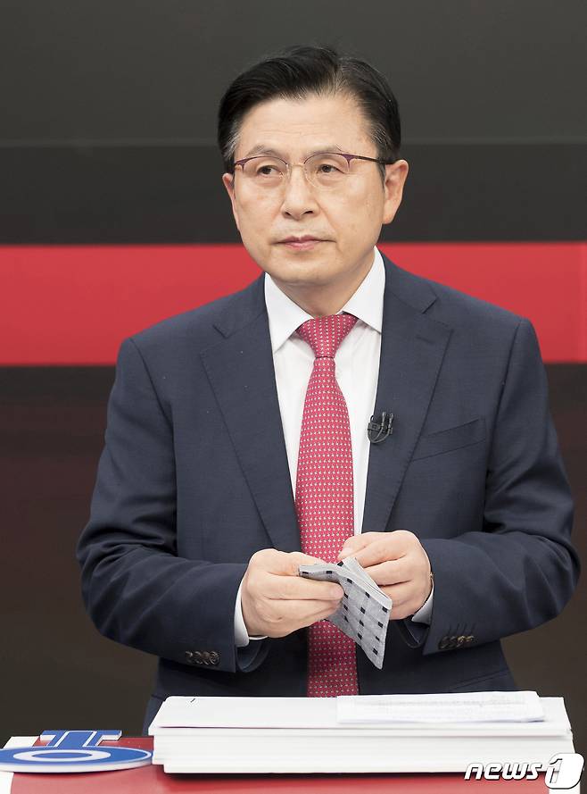 황교안 국민의힘 대선 경선 후보가 16일 오후 서울 중구 스튜디오에서 열린 제20대 대통령선거 경선후보자 1차 방송토론회에 참석해 토론 준비를 하고 있다. 2021.9.16/뉴스1 © News1 국회사진취재단