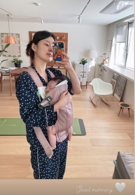 Actor Han Ji-hye boasts beautiful looks in the morning with her daughter.On the 16th, Han Ji-hye posted a picture of his Instagram story saying morning welcome.In the picture, Han Ji-hye, who is looking at the mirror with her daughter as soon as she wakes up in the morning, leaves a certification shot.In particular, Han Ji-hye is surprised to boast of her slender body even though she has only been born for about 80 days.Meanwhile, Han Ji-hye was married to an inspection and marriage of 6-year-old in 2010 and held her first daughter, Yun-seul, in June.