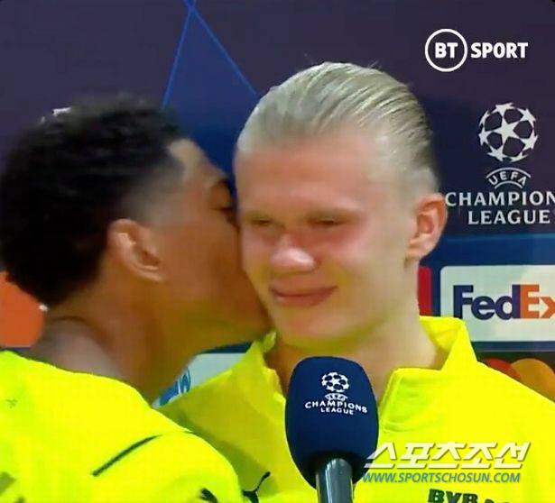 홀란드의 볼에 키스하는 벨링엄. 데일리스타 기사캡쳐