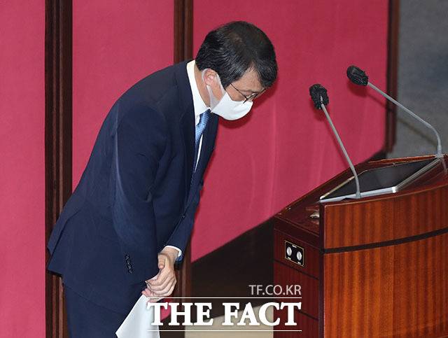 대정부질문 질의 마친 후 인사하는 김의겸 의원.