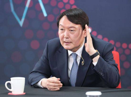 지난 12일 서울 여의도 국민의힘 중앙당사에서 열린 유튜브 라이브 방송에 참석한 윤석열 전 검찰총장 / 사진=연합뉴스