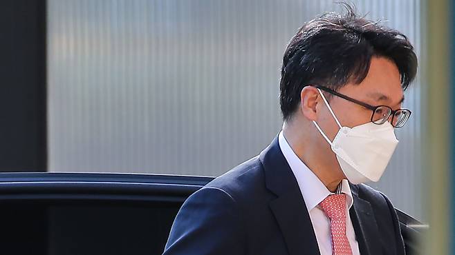 김진욱 고위공직자 범죄수사처장이 15일 오전 정부과천청사 내 공수처 청사로 출근하고 있다. /연합뉴스