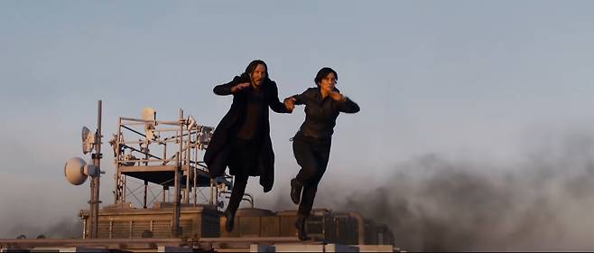 세월을 정통으로 맞긴 했지만, 매트릭스의 두 주인공 키아누 리브스와 캐리앤 모스가 후속작 '리저렉션'에서도 출연한다. /매트릭스 '리저렉션' 예고편