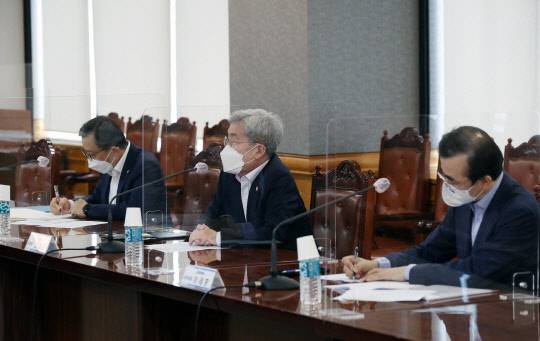 고승범 위원장이 16일 서울 중구 은행연합회 뱅커스클럽에서 열린 금융협회장 간담회에서 발언하고 있다. (금융위원회 제공)