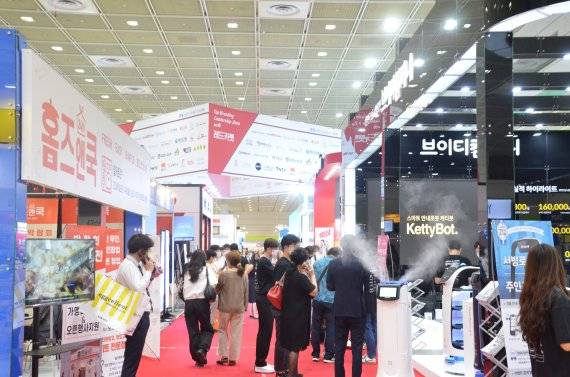 제50회 IFS프랜차이즈서울을 찾은 예비 창업자들이 박람회장을 둘러보고 있다. 한국프랜차이즈산업협회 제공