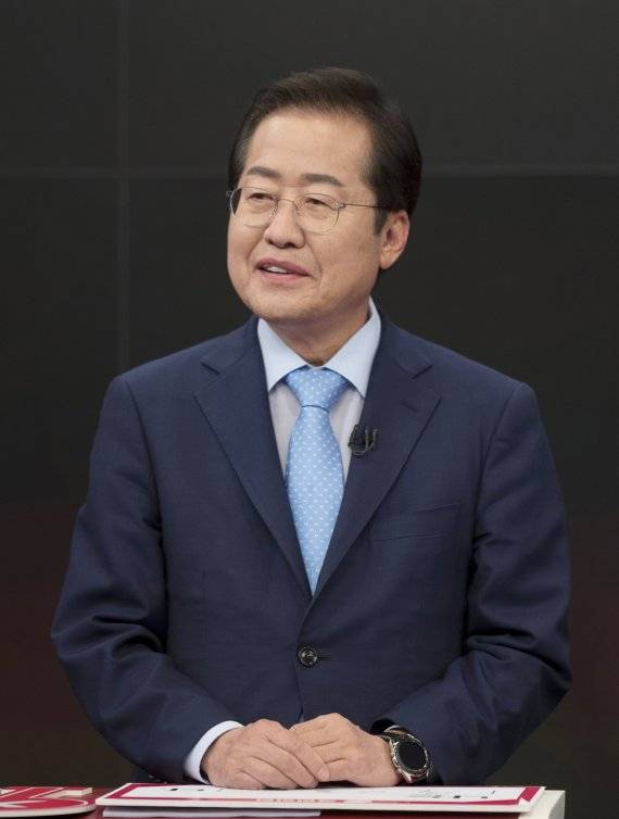 홍준표 국민의힘 대선 경선 예비후보가 16일 서울 중구 TV조선에서 열린 방송토론회에서 토론 준비를 하고 있다. 사진=뉴시스화상