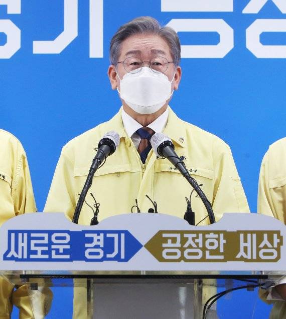 [수원=뉴시스] 경기사진공동취재단 = 이재명 경기도지사가 15일 오후 경기도 수원시 경기도청 브리핑룸에서 제3차 경기도 재난기본소득 지급 관련 기자회견을 하고 있다.