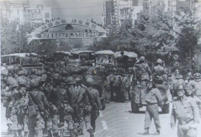 1980년 5월21일 광주광역시 동구 옛 전남도청 앞에서 계엄군과 광주시민이 맞서고 있다.옛 국군기무사령부 사진첩 갈무리