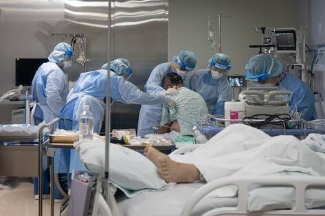 2020년 12월26일 밤 10시, 국립중앙의료원 음압격리병동 1층에서 간호사들이 상태가 다소 호전된 코로나19 환자를 2층으로 옮기려고 부축하고 있다. 박승화 <한겨레21> 기자 eyeshoot@hani.co.kr