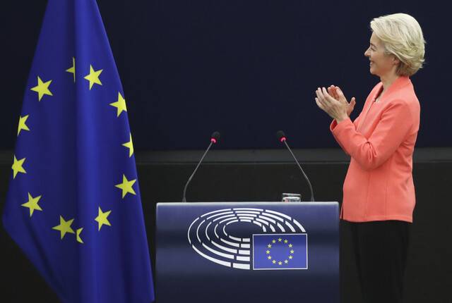 우루줄라 폰데어라이엔 유럽연합 집행위원장이 15일(현지시각) 프랑스 스트라스부르에 자리한 유럽의회 본부에서 연례 국정연설을 한 뒤 박수를 치고 있다. 스트라스부르/AP 연합뉴스