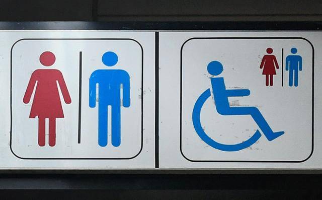 서울 지하철 역사에 설치된 화장실 안내 픽토그램. 비장애인용 화장실(왼쪽)은 남녀 구분이 돼 있지만, 장애인화장실은 성별 구분이 없는 '공용'이다.