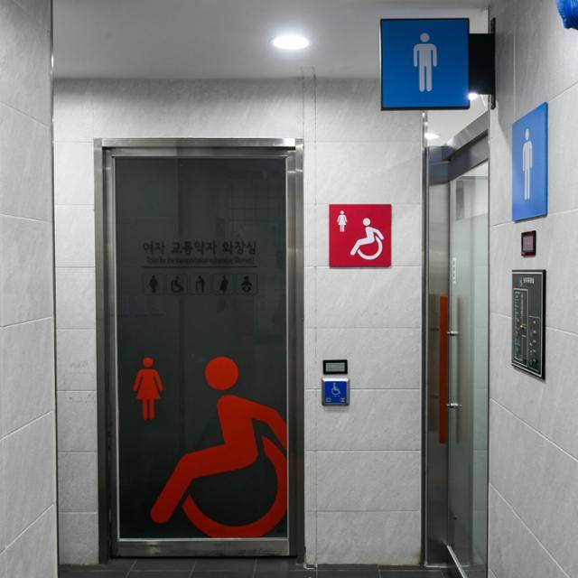 3호선 잠원역 내 여성용 교통약자 화장실. 여자화장실이 아닌 남자화장실 안쪽에 마련돼 있다. 여성 장애인이 이용하기 불편한 구조다.
