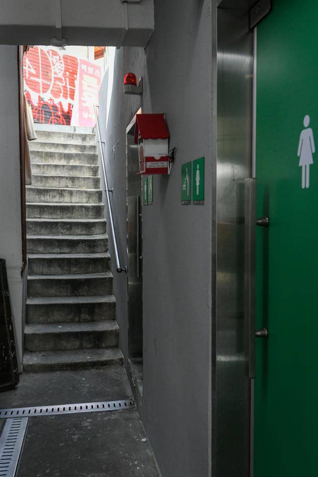 서울 용산구 이태원 제3공중화장실은 경사가 급한 계단 아래에 있다. 휠체어 장애인들에겐 무용지물이다.