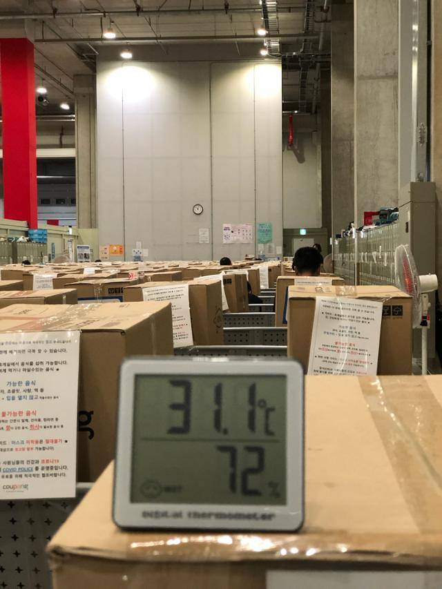 작업장 한쪽에 마련된 쿠팡 물류센터의 휴게실. 문을 나가면 바로 작업장이다. 밤 11시인데도 휴게실 온도는 31도를 기록했다. 쿠팡 노조 제공
