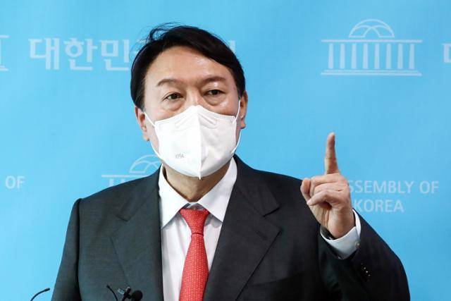 윤석열 국민의힘 대선 경선 예비후보가 8일 서울 여의도 국회 소통관에서 '고발 사주' 의혹 관련 기자회견을 하고 있다. 공동취재사진