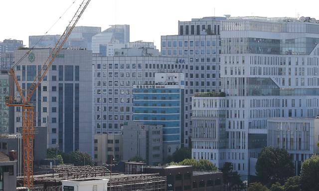 정부가 도심 주택 공급을 확대하기 위한 비아파트 면적 기준 규제 완화를 예고했다. 홍남기 부총리 겸 기획재정부 장관은 15일 제30차 부동산시장 점검 관계장관회의를 열고 "도심 주택 공급 활성화를 위해 비아파트에 대한 면적기준, 바닥 난방 등 불요불급한 규제를 과감하게 완화하겠다"고 밝혔다. 사진은 이날 서울 시내의 오피스텔 밀집 지역 모습. 뉴스1