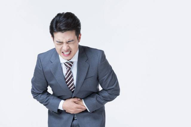 복통, 설사가 장기간 나타나면 염증성 장질환을 의심해볼 필요가 있다./사진=클립아트코리아