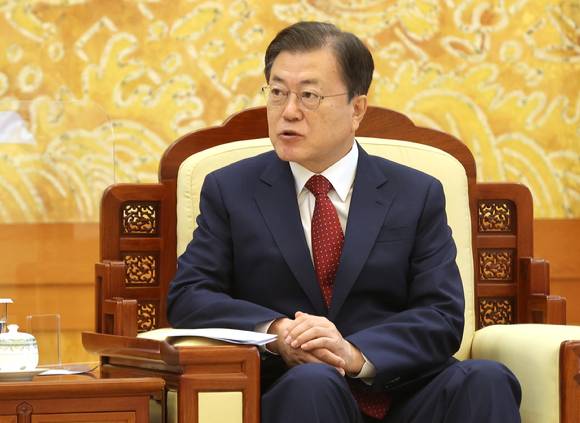 문재인 대통령이 15일 청와대 본관 접견실에서 왕이 중국 국무위원 겸 외교부장을 접견하며 인사말을 하고 있다. [사진=뉴시스]