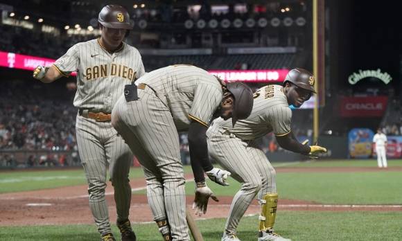 MLB 샌디에이고에서 뛰고 있는 김하성(왼쪽)은 16일(한국시간) 열린 샌프란시스코와 원정 경기에서 7회초 대타로 나와 볼넷을 골랐다. 그는 후속타자 주릭슨 프로파의 2점 홈런에 홈으로 들어왔다. [사진=뉴시스]