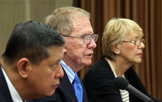 2013년 유엔 북한인권조사 위원회 조사결과 발표 기자회견이 서울 태평로 프레스센터에서 열렸다. 왼쪽부터 마르주키 다루스만 유엔 북한인권보고관, 마이클 커비 유엔 북한 인권조사위원장, 소냐 비제르코 세르비아 인권 전문가. 중앙 포토