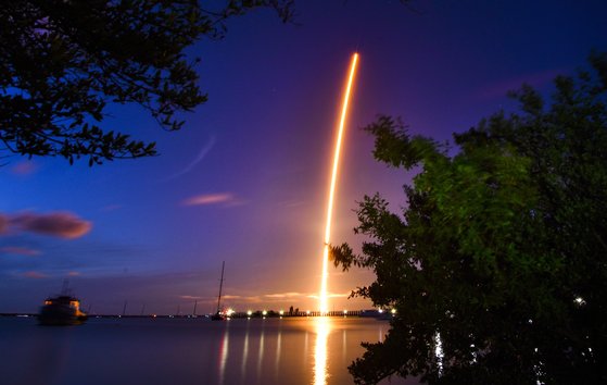 스페이스X가 15일(현지 시각) 미국 플로리다주 케네디우주센터에서 크루드래곤 발사에 성공했다. [사진 AP=연합뉴스]