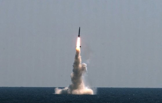 우리나라가 자체 개발한 잠수함발사탄도미사일(SLBM)의 잠수함 발사시험이 15일 국내 최초로 성공했다. 이날 악천후 속에서 실시된 SLBM의 잠수함 발사시험 성공은 세계 7번째다. 사진은 15일 SLBM 발사시험 모습. 국방부 제공