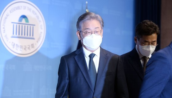 현장풀) 더불어민주당 이재명 대선 경선 후보가 14일 국회 소통관에서 성남의 대장동 개발과 관련한 특혜 의혹에 관한 기자회견을 마치고 기자회견장을 나서고 있다. 임현동 기자