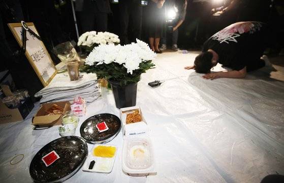 전국자영업비상대책위원회 소속회원들이 16일 오후 여의도 국회의사당역 3번 출구 앞에 최근 생활고에 시달리다 세상을 떠난 자영업자들을 추모하고 정부에 영업제한조치 철폐를 촉구하는 분향소를 설치한 뒤 예를 갖추고 있다. 연합뉴스