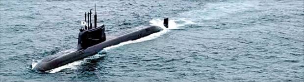 < 세계 7번째 수중발사 성공 > 잠수함발사탄도미사일(SLBM)을 장착한 ‘도산 안창호함’이 수면 아래로 가라앉은 뒤(아래) 수중에서 발사한 미사일이 대기 중으로 솟구쳐 오르고 있다(위).  /국방부  제공