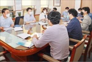 경상남도와 한국재료연구원은 지난 15일 간담회를 열고 도내 기업의 지속적 성장을 지원하기 위한 신사업 연구 과제를 논의했다. /경상남도 제공