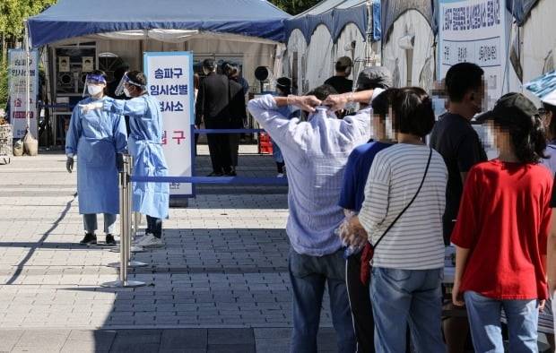 16일 오전 서울 송파구 올림픽 공원에 설치된 송파구 신종 코로나바이러스 감염증(코로나19) 임시 선별진료소에 검사를 받으려는 시민들이 줄지어 서 있다. /사진=연합뉴스