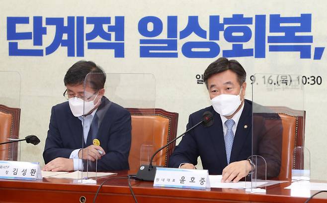 윤호중 더불어민주당 원내대표가 16일 서울 여의도 국회에서 열린 위드코로나 TF 1차회의에서 발언하고 있다.｜국회사진기자단
