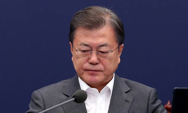 문재인 대통령이 15일 오후 청와대에서 열린 수석·보좌관회의에 참석해 있다. 연합뉴스