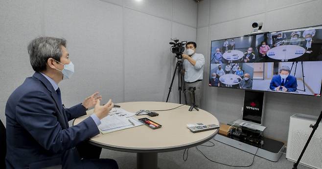 이인영 통일부 장관이 16일 서울 중구 대한적십자사 서울사무소에서 열린 화상 상봉장 시연행사에서 이산가족들과 면담하고 있다. 연합뉴스