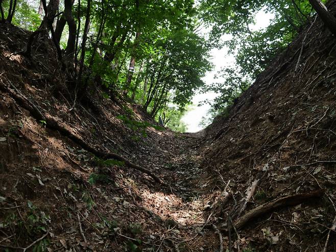 관동대로 구질현의 V자형 지형. 문화재청 제공