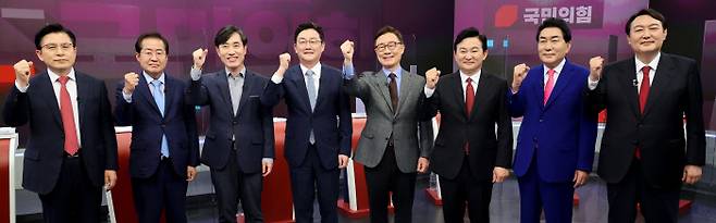 토론 시작 전 ‘화이팅’ 국민의힘 대선 후보 경선 예비후보들이 16일 서울 중구 TV조선 스튜디오에서 열린 1차 TV토론에서 기념촬영을 하고 있다. 왼쪽부터 황교안·홍준표·하태경·유승민·최재형·원희룡·안상수·윤석열 후보. 국회사진기자단