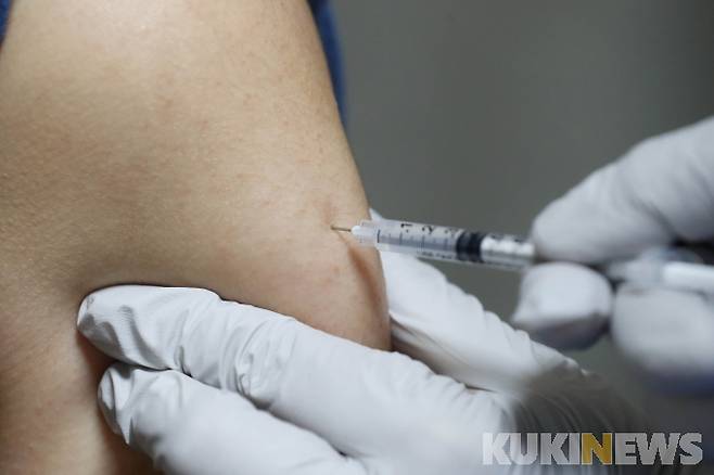 시민들이 백신을 접종받고 있다. 2021.08.26 사진공동취재단