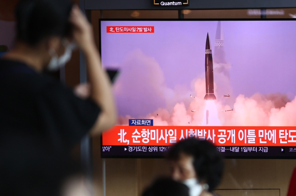 북한이 15일 동해로 단거리 탄도미사일 2발을 발사했다는 소식이 서울역에 설치된 TV로 나오고 있다. 낮 12시34분과 39분쯤 평안남도 양덕 일대에서 발사된 미사일은 고도 60여㎞로 800㎞를 비행했다고 합동참모본부는 밝혔다.  연합뉴스