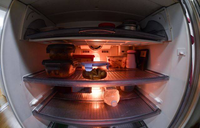 서울 한 영구임대 아파트에 살고 있는 남승원(가명·63)씨의 냉장고 속 모습. 남씨는 복지관에 무료 급식을 요청했지만 다른 고령층 대기자가 많다는 이유로 음식 지원을 받지 못하고 있다. 이한결 기자