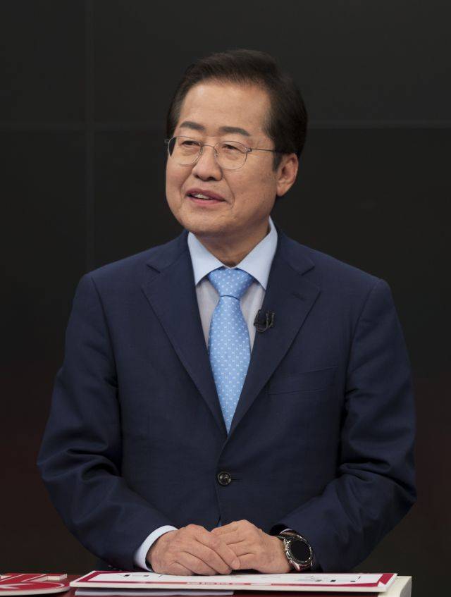 홍준표 국민의힘 의원이 16일 서울 중구 TV조선 스튜디오에서 열린 방송토론회에서 토론을 준비하고 있다. 국회사진기자단