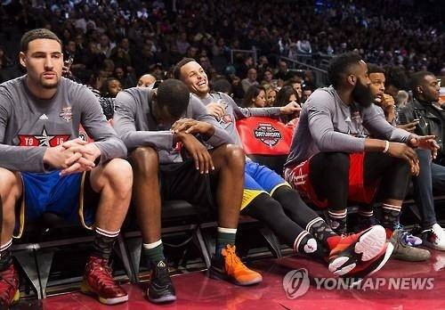 언더아머 운동화를 뽐내고 있는 스테픈 커리(가운데) [연합뉴스 사진 자료]