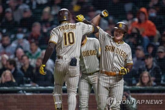 홈런 친 프로파르와 팔을 부딪치는 김하성(오른쪽)
[USA 투데이/로이터=연합뉴스]