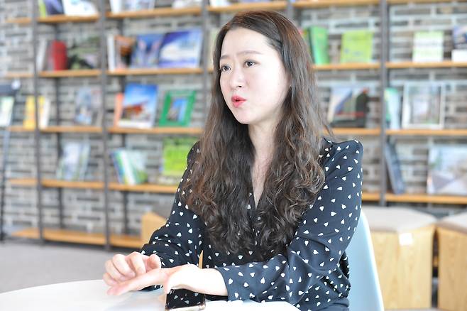 김영이 듀얼헬스케어 대표가 인터뷰에서 건진데이터와 생활데이터의 결합을 통한 지속가능 건강관리의 필요성을 설명하고 있다.