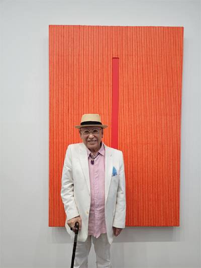 홍시색 색채 묘법 앞에 서 있는 박서보 화백.