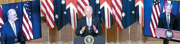 조 바이든 미국 대통령이 15일(현지시간) 미국 워싱턴DC 백악관에서 스콧 모리슨 호주 총리(왼쪽), 보리스 존슨 영국 총리(오른쪽)와 함께 첨단 군사기술을 공유하는 3개국 간 안보 파트너십 `오커스(AUKUS)` 출범을 발표하고 있다.  [EPA = 연합뉴스]