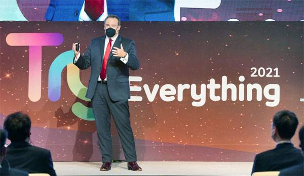 제이슨 솅커 퓨처리스트인스티튜트 의장이 16일 오후 서울 중구 신라호텔에서 열린 세계지식포럼 자매 행사인 글로벌 스타트업 축제 `트라이 에브리싱 2021` 개막식에 참석해 기조연설을 하고 있다. 블룸버그가 세계 1위 미래학자로 선정한 그는 "기술혁신을 적극적으로 채택하는 도시가 승자가 되고, 이 조류에 저항하는 도시는 패자가 될 것"이라며 지자체가 기술 혁신의 조력자로 적극 나설 것을 주문했다.  [이충우 기자]