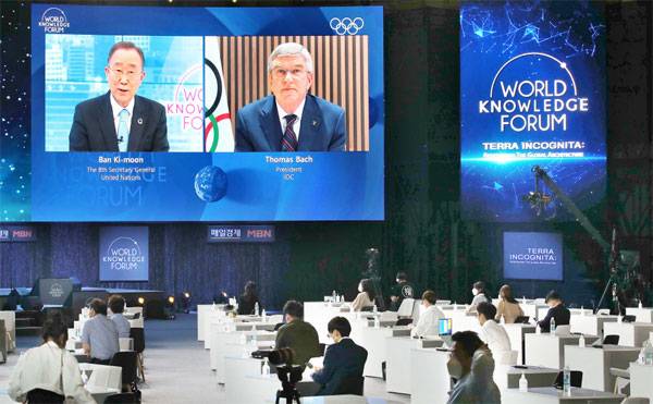 반기문-토마스 바흐 대담 반기문 전 유엔 사무총장(화면 왼쪽)과 토마스 바흐 국제올림픽위원회(IOC) 위원장(화면 오른쪽)이 16일 서울 장충아레나에서 열린 세계지식포럼 올림픽 기념세션 `도쿄에서 베이징, 그리고 서울`에서 영상으로 대담을 나누고 있다. [한주형 기자]